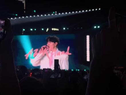 11岁的我肯定想不到,我会在18岁的时候亲耳听到你唱昨日青空 最喜欢你们的那年,重复循环的歌单,被时间冲刷的记忆再次浮现出脑海,再次播放#尤长靖昨日青空 是在2025.12.20#佛山汽水音乐节
@尤长靖