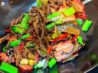 最近刷到一段话:“其实我并没多么喜欢做饭”只是,我想让我的孩子再眼都是我的年纪,有家的味道,等他长大以后,能经常想起那治愈心底的“妈妈的味道”治愈他的岁岁年年~深有感触~#美食教程 #番茄牛腩