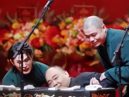 德云社侯震纲丝节开场,解释迟到原因,被叫去挪车耽误了