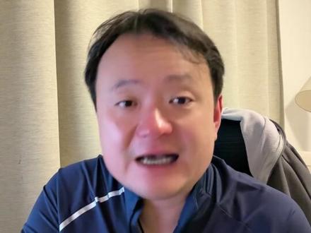 球迷用魔术硬币比喻判罚 #巴萨 #欧冠