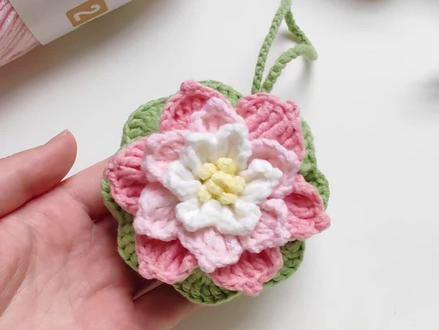 🪷好运莲莲挂件网兜杯套丨视频教程🪷
今天一起来钩织好运莲莲挂件杯套🪷🪷
收起来是挂件,打开是杯套啦~
祝大家每天都是好运连连!
线材:@雪妃尔毛线 ,萌娃娃2号
色号:02奶白,05深樱花粉,06浅.粉,03肤色,40薄荷绿,2.5钩针
莲花花片图解参考@小香橙手作 ,感谢分享!
视频为自主拍摄,禁盗图商用,禁搬运转载!
#手工 #钩针编织 #教程 #杯套 #手工diy