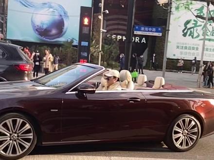 上海富婆穿着貂皮大衣开着奔驰敞篷跑车出街啦#汽车街拍 #dou是好车 #抖音汽车