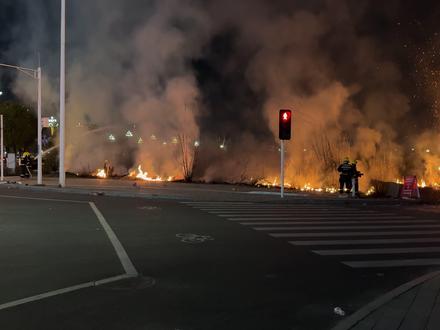 #消防救援 #禁燃禁放 第一次现场看到消防员救火,刚看到前面有放烟花的没多久就燃起来了。