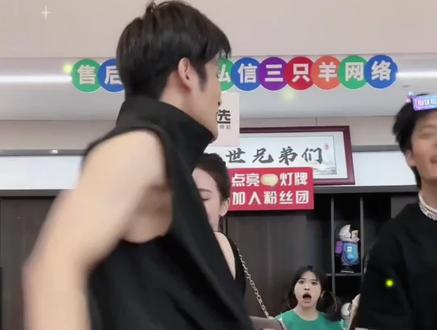 恩爱没秀成,大杨哥又被坑,笑不活了#疯狂大杨哥#小杨哥直播回放 #红绿灯的黄直播名场面