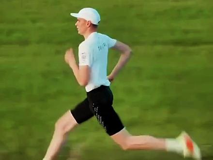 盘点全网最帅跑姿丹尼斯的跑步训练装备,结尾领训练计划#盘点全网最帅 #体育生 #丹尼斯 @抖音热点 @抖音热点宝 @抖音体育