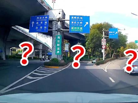 向右前方行驶遇到右侧有两个路口新手很容易走错,看导航如何引导 #新手上路 #每天一个用车知识 #高德地图 #百度地图