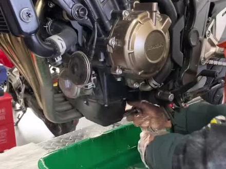 #男人的玩具 #骑士 #爱机车爱生活 #维修 #每个男人都有一个机车梦 #机车 教你保养本田摩托