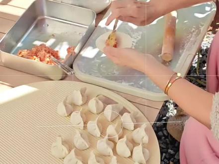 初五捏元宝迎财神 北方初五吃饺子,因“破五”送穷迎财。饺子形似元宝,捏边封小人嘴,剁馅驱晦气,寓意招财避祸、重启顺遂。
#荣耀Magic8 #荣耀Magic8Pro #摄影师日常 #初五迎财神 #初五财神到