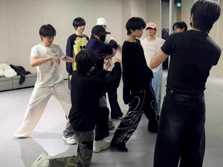 能收敛点吗两位,,哈哈哈哈哈哈哈
#橹穆 #朱志鑫 #张桂源 #时代峰峻