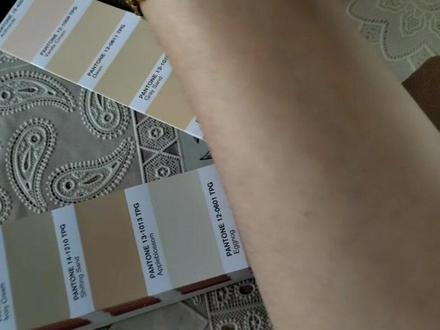 我们亚洲人能不能在PANTONE潘通色卡上找到自己的皮肤颜色?我找到三个比较像的肤色色号,一个12-0601 TPG Eggnog蛋黄色,一个12-0811 TPG Dawn黎明粉,一个12-1106 Sheer Pink亮粉色,你觉得如果戴冰袖或穿丝袜更适合哪个颜色呢?#皮肤 #肤色 #潘通色卡 #丝袜 #颜色