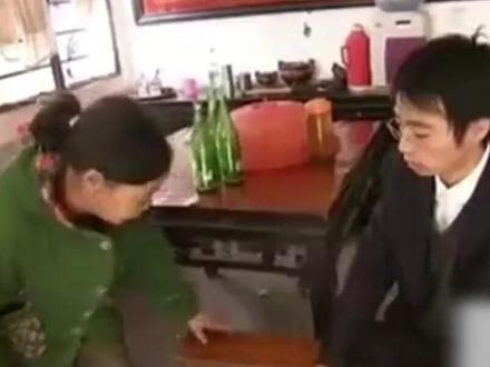 母亲狠心卖掉6个孩子,18年后儿子成千万富翁,母亲哭着求原谅