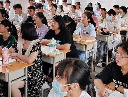 1.晚上不睡,早上不起!
暑假一到,很多孩子的作息时间全都乱了套。熬夜,睡懒觉!甚至是凌晨才入睡,中午才起床。
作息的紊乱不仅对孩子的身体有害,更容易让孩子放任自己,不能提前规划好自己的学习和生活。
更重要的是,开学时孩子将很难适应学校的作息时间,还需要一段时间重新调整,既折腾又影响学习。
2.沉迷手机、电脑和游戏,无法自拔!
暑假里,有的父母每天都要冲孩子吼上好几次?为什么呢?
因为孩子在家里不是玩游戏,就是看电视!过度使用电子产品不仅影响视力,还会严重影响孩子的注意力,一些孩子因为上网,性格变得越来越孤僻,不愿与外界交往。
3.只顾着玩,忘了规划学习,
学校会在假期给孩子安排一定的暑假作业,总有很多孩子喜欢把作业拖到最后,在假期最后几天才慌忙地做作业,甚至熬夜狂补。
4.几乎不看书,带着一堆书来,然后原封不动带回学校!
每次放假回家,孩子们做的最自信的事情就是:拿了一堆书回家,以为自己会好好学习。可结果有多少人是拿回来的书又原封不动的拿回去?
5.饮食不均,“狂”吃零食
很多熬夜的孩子,通常第二天都不吃早餐。而早餐是大脑活动的能量之源,如果不吃早餐,体内将无法供应身体需要消耗的血糖,孩子就会感到疲倦、注意力不集中等。
另外有些同学,不吃饭,就吃零嘴。躺在沙发看电视吃东西,让人既心疼又气。
6.“宅”在家,不和父母交流,甚至和父母对着干。
很多孩子宁愿“宅”在家里,上网、看电视、玩手机,或者什么都不做,就待在家里,也不和父母沟通。
他们仿佛对什么事情都提不起兴趣,说好见想见的人,去想去的地方,学想学的知识,到头来,没有一件事是能坚持下来的。
看着孩子无节制玩手机,多说一句话,就被孩子指责不信任他;点评一下孩子买的衣服“太丑”,结果就被说自己太过强势,看什么都不顺眼……
最后,家长不高兴,孩子也委屈。
7.衣来伸手,饭来张口
有的家长觉得孩子辛苦了一个学期,假期就应该放松一下,于是便一味放纵孩子,为他们操办好一切,不让其吃一点苦,受一点累。结果孩子们在家个个都成了王子公主,衣来伸手,饭来张口。
却不知有些父母剥夺了孩子锻炼“自理能力”的机会。
这些问题,你孩子占了几条呢?
关注高老师,有学习上问题,随时和我沟通。#暑假 #学生
