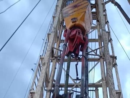 克拉玛依胜利油田侧五钻井队起钻作业中。