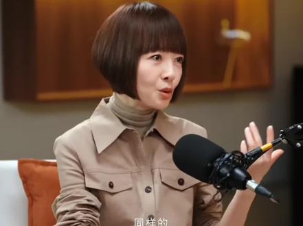鲁豫漫谈姜思达 我相信很多人都会共情这段。好比日常生活中我确实会对那些被贴了所谓潮人标签的、穿洛丽塔公主裙或是各种古灵精怪扮相的人们投去目光。但我更愿意相信大多数人除了在对Ta们投去欣赏羡慕好奇疑惑等等的目光之外,还会在心底生出一个同样的想法就是 Ta们真敢活啊,想怎么活怎么活,无所畏惧酣畅淋漓鲜活鲜艳的活。同时我个人认为,Ta们根本不需要任何人去理解Ta们,也不需要向任何人解释我为什么这样打扮为什么这个造型。因为首先,敢穿就已经证明至少在很大程度上,不怕也不在乎其他人怎么看怎么说。其次Ta们本来就不是穿给别人看的,是穿给自己看的。
最后我想说我赞成姜思达的说法。大家都可以选择打扮自己或者永远不打扮,这是每个人自己的事情。但是当越来越多的人失去打扮欲从某种层面确实可以说是大家集体失去了一些心灵能量(我知道心灵能量不只是体现在打扮欲里,但我依然觉得这能说明一些东西)虽然很可惜,回归现实我也只是一个和鲁豫姐一样有时害怕一件衣服太扎眼又默默换掉的人。同时也像姜思达说的那样我的心灵能量更多的都用在了生计和生存上,但是今天我确实有被鼓舞到,或许真的可以试着再外放一点,打开一点,舒展一点。#鲁豫 #姜思达 #个人成长