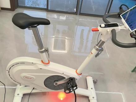 第一,很多网友私信问我,如何在华为的系统安装Zwift,今天这里统一回答。使用一款软件叫做apkpure 嗯,它就是用来下载纯净安装包的。可以绕过谷歌市场,
第二,佳明的手表其实有心率推送功能,可能很多人都不知道白买这个打开这个功能之后,可以把它当成心率带使用比较方便的,而且佳明的手表其实骑行只是它其中很小一部分,它还有很多运动和监测身体健康,但是大部分人买了不会用,第3件事。这个zwft一个月14.99美金。如果想要显示效果好,最好还是比如说苹果的Apple TV,苹果市场直接下载,可以开4k高清。或者通过windows平台在笔记本下载连接大屏幕,效果非常非常好。能看到前面人轮子弹起来的雨雾还有前面的一些光影效果都非常好,像游戏一样,