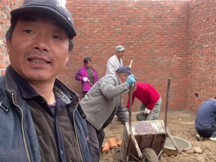 详细记录东北农家搭火炕的方法,2个师傅搭2样,猜猜哪个更好烧