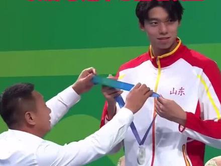 给教练送拥抱、戴奖牌,这就是季新杰的浪漫吧,不过最后还是不忘整理发型