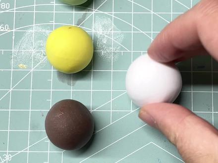 #我的手工日记 #创作者中心 #创作灵感 #超轻粘土手工 #超轻粘土教程
软fufu粘土蛋糕卷|新手0难度教程🍰
谁能拒绝这口马卡龙色系的迷你蛋糕卷啊!
手把手教你捏4种口味,手残党也能一次成功~
👐🏻步骤超简单:
1. 先搓粉/绿/棕/黄+白的小圆球(对应4种口味的蛋糕胚底色)
2. 把颜色球分别搓成长条、轻轻压扁,再搓几根白色细条当“夹心奶油”,铺在压扁的色条上卷起来,4种口味的蛋糕皮就有啦!
3. 蛋糕皮顶部搓一坨白色粘土当奶油顶,然后“装馅”:
◦ 草莓味:叠两颗小草莓🍓
◦ 芒果味:摆上黄色芒果块+小绿叶🥭
◦ 巧克力味:放颗红樱桃+蓝莓🫐
◦ 抹茶玫瑰味:缀蓝莓+迷你小玫瑰🌹
捏完摆在桌面也太治愈了!大朋友小朋友都爱~亲子友好 新手放心冲~
你们最喜欢哪个口味?