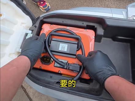 #电动车 台铃苍穹,7240闪充智行锂电安装排线!小哥自带电池过来…#懂你个董#锂电池#日常vlog#第一视角