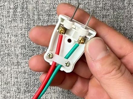 插头怎么接线?原来一直都错了! 插头接线方法,插座插排插头接电线正确方法,你怎么看?
#接线小技巧 #电工 #插座 #插排 #电工知识