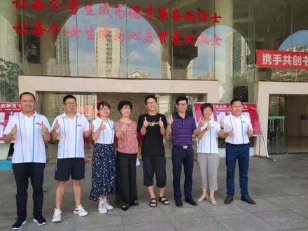 江西省理科第一名南昌五中学子和名师合影