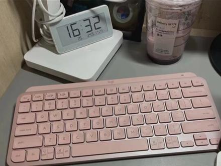 罗技 MX Keys Mini
这款 mini 是2021年新出的款,小巧方便,相比于原来的104键版本,更适合 mac 。这款键盘还有苹果版的,我买的这款是通用的,主要就是 fn 键和快捷键位置不同,在连接不同系统时会自动判断,适配键位。我原先用的是苹果家的妙控键盘,但妙控键程太短,不喜欢,打字很不爽,就换成了罗技这款,总结下有几个优点:
1键程刚好合适,打字很舒服,也没有声音键盘顶部的电池向下凸起,正好变成了垫高块,自然状态下的高度很舒适,刚刚好
3蓝牙连接,可同时连接3个设备,并且可以一键切换
4系统适配不错,状态栏里可以显示键盘电量,方便电量管理,而且续航也是不错的,可以连续用个十几天。