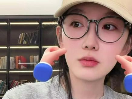 《爱我万岁》不仅是送给韩雨彤的礼物,更为每一位观众带来了温暖与力量。谢谢雨彤用心把江阅带到我们面前,让我们看到了她鲜活又动人的模样。未来也请大胆去探索更多立体、丰富、有温度的角色。这首“野心家”送给韩雨彤,也送给每一个观看《爱我万岁》的观众,希望大家都勇敢做自己,大胆去热爱,永远忠于内心,永远闪闪发光。#韩雨彤 #爱我万岁 #韩雨彤江阅