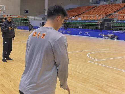 湘BA株洲队队长陈小龙一分钟自投自抢三分球你猜进了几个?又被他装到了。