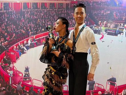 2023.10.03 英国 international dance festival 荣获 Junior Rising star 16岁新星冠军🏆champion 太激动了😭
一分耕耘一分收获,不忘初心砥砺前行🏆💪⛽️@淼姐 @张丁方jasmine @林暹 @TDANCE&ROCKY @DanceForever舞鞋 @MICHAEL CHEN 高級定制 @抖音小助手