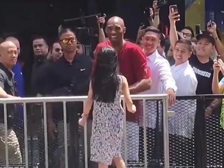 科比和中国小女孩击掌,太暖了#科比 #dou来nba