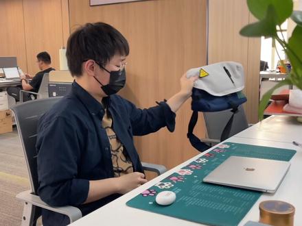 #全家桶的一天无线充电,剪断续航“线”制
随手一放就能为耳机充电,同时还支持手机为耳机反向充电,让音乐的美妙随时继续。#oppoencox2