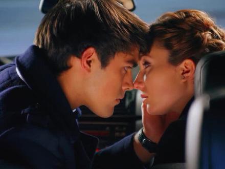 为了爱,男孩为救女孩,自己却倒在血泊之中 #俄剧 #俄罗斯剧 #俄剧为了爱 #dou是好剧安利官 #上热门