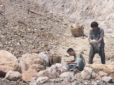 泪崩 真实事件改编 还未看完就脊背发凉第一集#抖音精选 #2025影娱年终大赏 #了不起的精讲团 #影视经典补完计划 #影娱年味不打烊