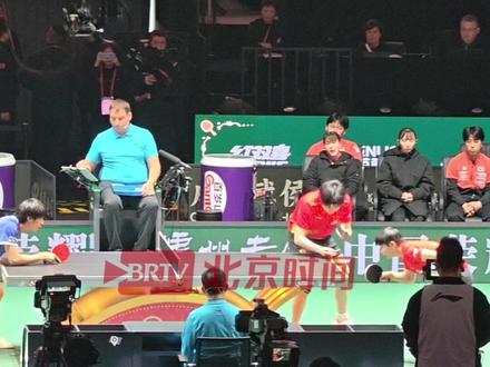 12月6日,四川成都。2025成都国际乒联混合团体世界杯第二阶段,中国队迎战日本队。首盘混双王楚钦孙颖莎VS户上隼辅张本美和。王楚钦极限救球后迅速起身引全场欢呼,张本智和坐在一旁,未出席此场中日对决。(记者:李鹏毅)