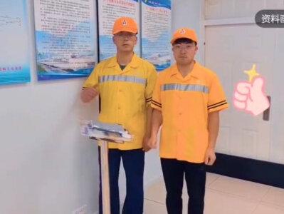 国务院安委会挂牌督办11死列车事故 追责必严盼真相大白
11月27日凌晨,昆明洛羊镇火车站内发生一起重大安全事故,55537次试验列车在通过站内曲线处时,与进入线路的施工作业人员发生碰撞,造成11人死亡、2人受伤,令人痛心疾首 。事故发生后,铁路部门虽迅速启动应急预案,开展救援善后工作,站内运输秩序已恢复正常,但11条逝去的生命背后是11个破碎的家庭,公众对事故真相与责任追究的期盼尤为迫切。
作为“昆枢锁钥”的洛羊镇站,此次事故暴露出的安全漏洞不容忽视。网传信息显示,作业人员或存在未获施工调度命令提前上道的情况,具体原因仍待权威调查核实 。值得关注的是,国务院安委会已紧急介入,决定对事故查处挂牌督办,联合国家铁路局、国铁集团组成工作组赶赴现场指导调查,彰显了对重大安全事故“零容忍”的态度 。
安全生产无小事,铁路运输安全更是容不得半点侥幸。此次挂牌督办意味着必须一查到底,不仅要厘清作业流程、调度指挥、安全监管等各环节的责任链条,更要依法依规严肃追责,无论是直接责任人还是管理责任人,都不能有丝毫姑息。
我们期盼调查组尽快查明事故真相,向遇难者家属、向社会交出一份详实透明的调查结果。唯有追责到底、整改到位,才能告慰逝者、警示后人,真正守护好铁路运输的安全防线。