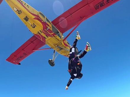 恭喜🎉豆芽拿到Uspa A执照
这次记录了她从地面到落地整个跌宕起伏的心情 so今晚可能又要喝🍺#学跳伞 #高空跳伞 #跳伞考证 #万宁跳伞