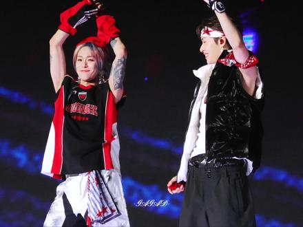 傻兔子搁旁边扭啥呢,不许勾引人!!
#岳岳pinkray #木子洋kwin
#oner狂欢巡演日记 #oner狂欢巡回演唱会
