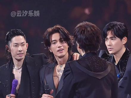 明明阿信已经做足体面,为何朱孝天却不领情?原来伏笔早已悄然埋下#朱孝天 #阿信 #F4演唱会 #娱乐评论大赏 #内容启发搜索