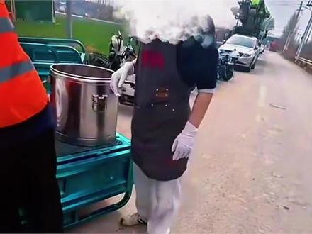 济南工地倒饭姐还是太权威了,不仅工地是你的,连工人都是你的#倒饭姐#济南#十元管饱