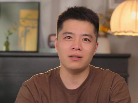如何解直播间杂回声,电流声等杂音 很多朋友在直播时会出现直播间夹杂回声、电流声等杂音,今天一个视频教你解决。首先,点击电脑右下角小喇叭,选择声音,找到录制选项。选择你的声音输入设备,例如麦克风,点击右键,选择属性,把麦克风加强调整为0。然后点开增强选项,点击禁用所有声音效果,点击确定就可以了。接着打开直播伴侣,点击直播设置,点击音频,选择直播使用的麦克风,如果你的声音不够,调整增益。如果出现很大的噪音,那么调整降噪,然后拉到最下方高级音频设置,选择你的麦克风,选择仅输出不监听,关闭直播平台的内放功能。避免直播连麦时,观众声音经过直播内访被混音采集,再次输出给观众形成回音。最后关闭这里的扬声器或将扬声器换为耳机。避免扬声器声音被麦克风识别,再从扬声器播放出来产生回音。我是新哥,每天分享直播间搭建小知识,记得点赞加关注#干货分享 #直播间搭建 #直播间背景设计 #直播间灯光调试 ,#直播设备