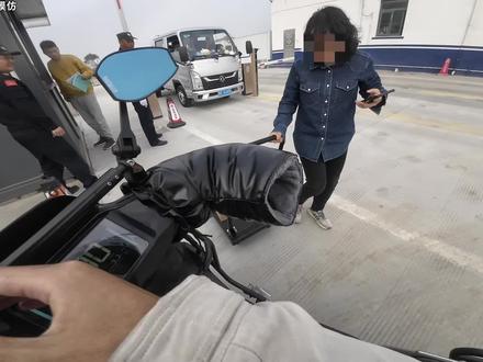 闪送这软件是真不行,在上面下单的客户得主动给骑手弹消息,骑手这边才能显示聊天窗口,小程序下单的客户又找不到聊天窗口在哪儿,想发个图片虚拟号发了也收不到!#青年创作者成长计划 #日常vlog #闪送员