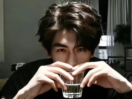 网上说说算了,私底下谁不想长成张凌赫啊! #张凌赫 #张凌赫颜值 #早期 #硬帅