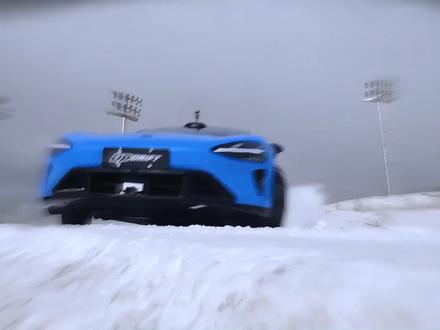 漂移冠军车手@叶志成爱金港 驾驶新一代SU7在崇礼飘移,车手、导演 @盛嘉成 制作视频。一起看看,#新一代SU7 操控有多从容?
自信才能从容。在冰雪等极端工况下试炼,更能验证车辆可靠性,让日常驾驶更安心。提醒大家:请勿轻易模仿,要在安全场地且有教练指导下进行漂移。