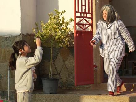 她忘记了世界,却唯独把你藏在记忆的孤岛里,可惜你并不领情。 #阿尔兹海默症 #兔子养殖 #鲜锅兔 #乡村味道 #新农人计划2026