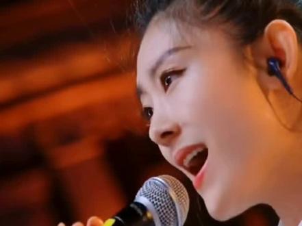 熟悉旋律,瞬间勾起了满满的回忆……#军中绿花 #唐艺大舞台 #完美组合好声音