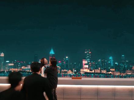 女人在天台和对手对质没想到对手字字扎心。#她的盛焰全员疯批好带感 #她的盛焰