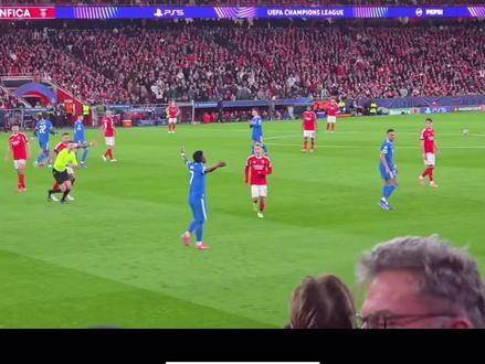 ⚽️维尼修斯遭遇种族歧视 本菲卡25号球员在比赛过程中,用衬衫遮挡嘴部,喊Vinicios猴子,事后不承认,你怎么看?
#足球 #皇马 #维尼修斯 #姆巴佩 #dou加小助手