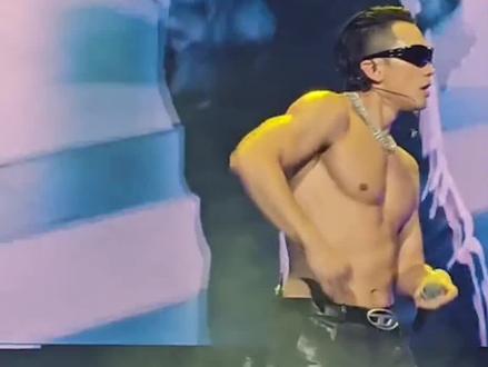 看到41岁的rain依旧能保持韩漫身材,才知道什么是金泰熙的快乐! #rain郑智薰 #金泰熙 #韩国明星