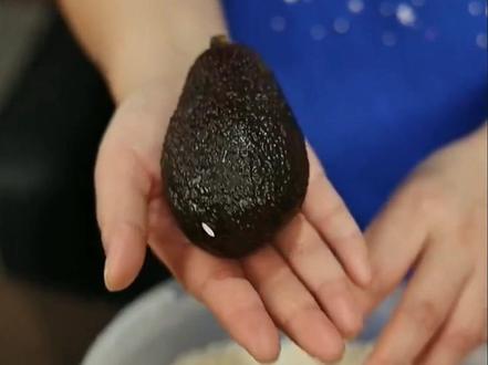 #牛油果 的两种快速催熟方法,你学会了吗。成熟的牛油果味道绝绝子,熟的果子记得放冰箱冷藏。爱美的小姐姐坚持每天吃一个牛油果哦。#高端水果 #好物推荐 #鳄梨 #小黄车直接购买#墨西哥 #秘鲁 #妈呀太香了 #轻食