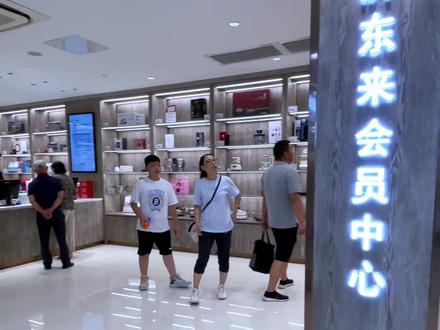 #走进胖东来 胖东来会员卡又称积分会员卡,而非折扣卡,不设有效期,顾客可以根据自己的积分进行礼品兑换。办理会员卡不需购物小票,更没有消费门槛,通过微信小程序即可注册。一张身份证、一个手机号仅可办理一张会员卡,实名认证保护顾客的利益不受损害。#胖东来的一些小细节